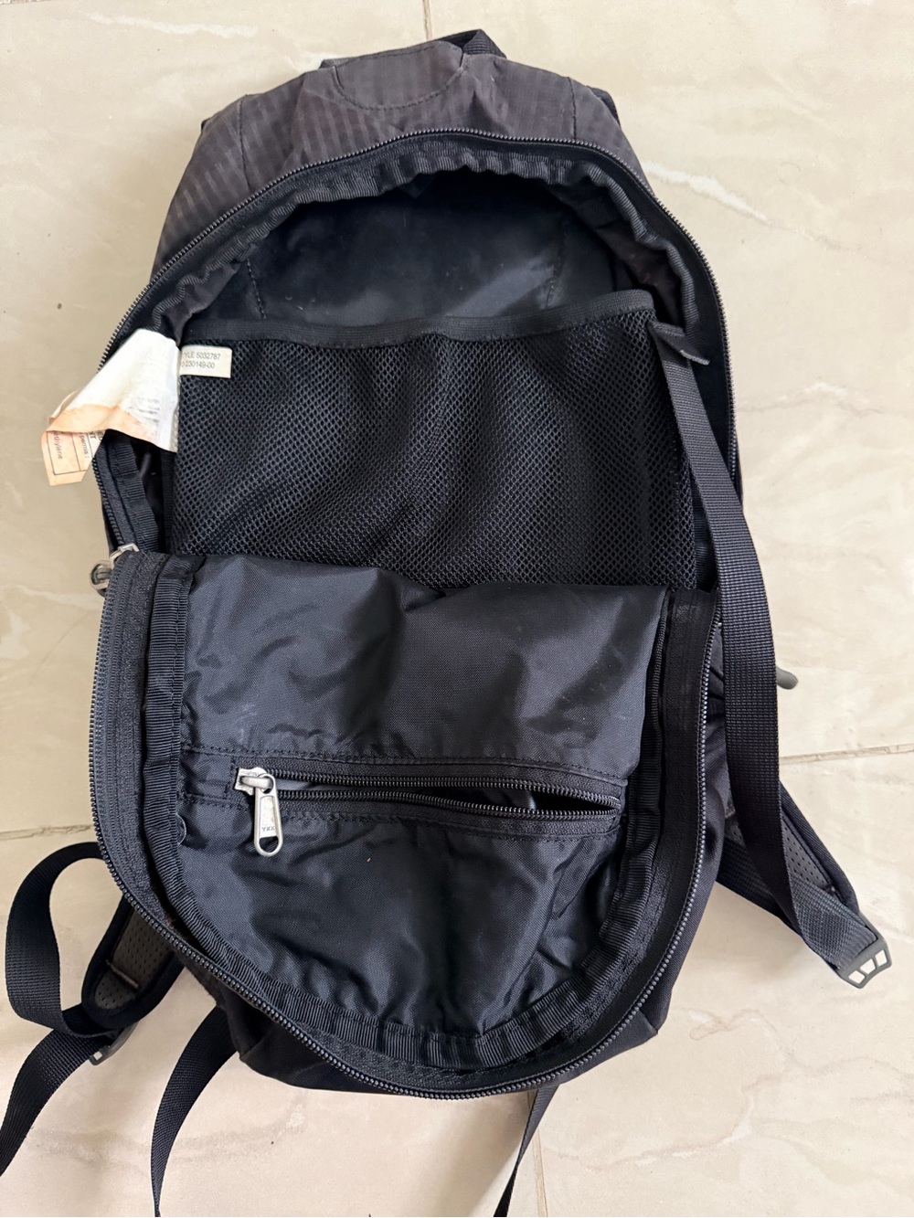 MEC Black Lightweight Daypack Hiking Backpack - Picture 6 of 8